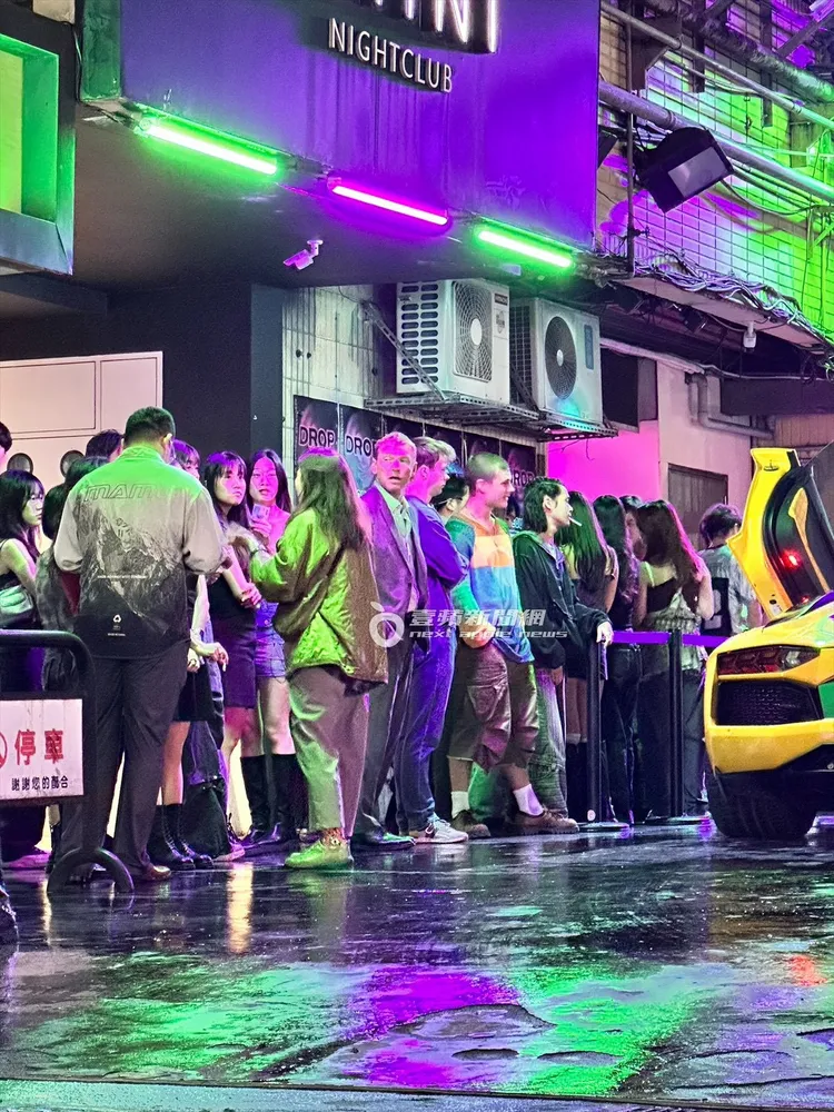 山姆沃辛頓好奇聽著工作人員吩咐臨演群。特勤中心攝