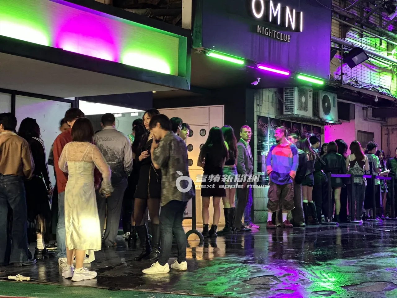 劇組布置燈光、在地上灑水，營造出夜生活的氣氛。特勤中心攝