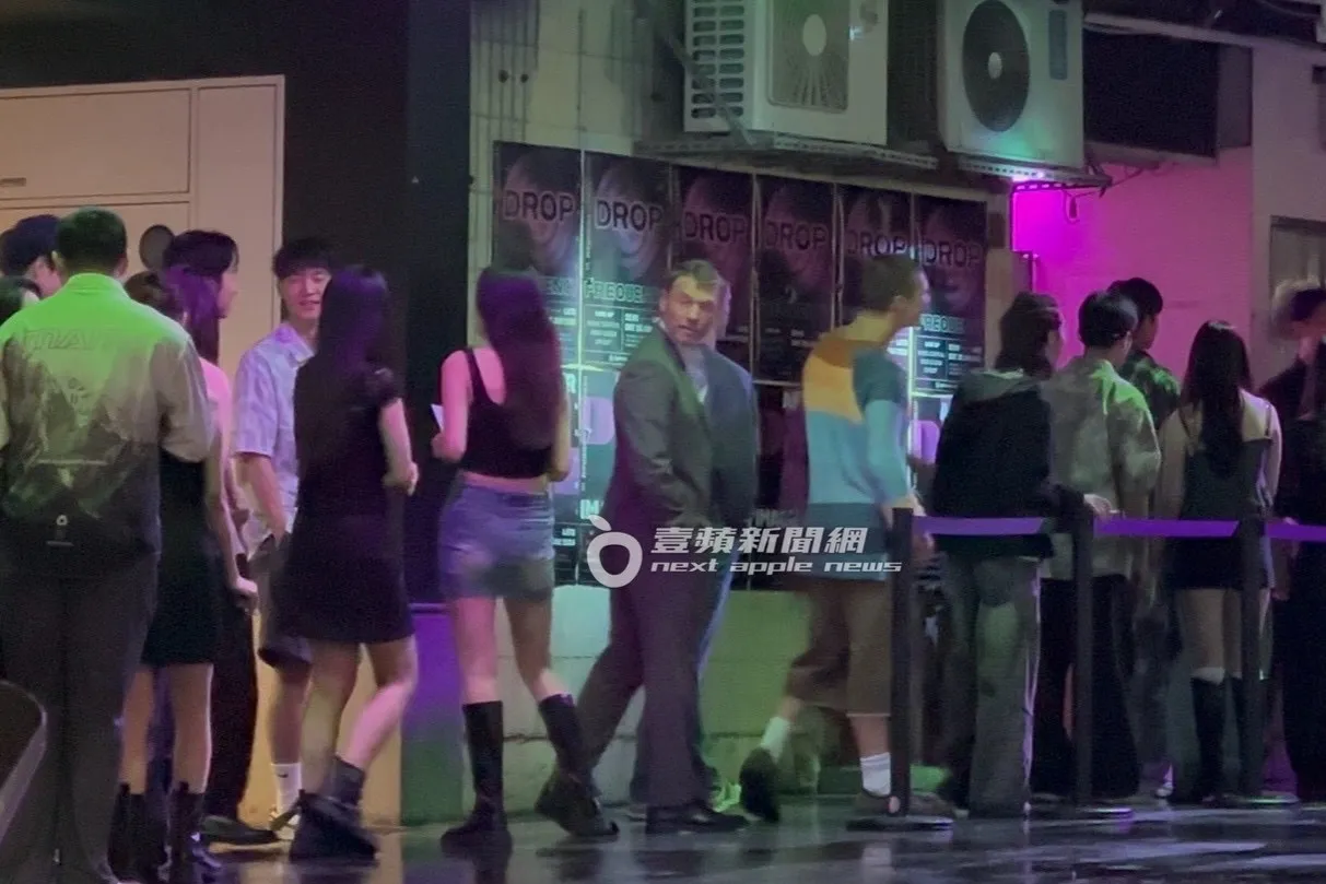 山姆沃辛頓拍攝排隊場景時，好奇往後看。特勤中心攝