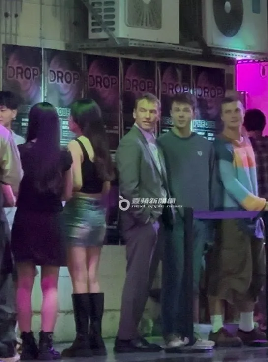 山姆沃辛頓（中）與其他外國演員排隊準備進夜店，享受愉快的夜晚。特勤中心攝
