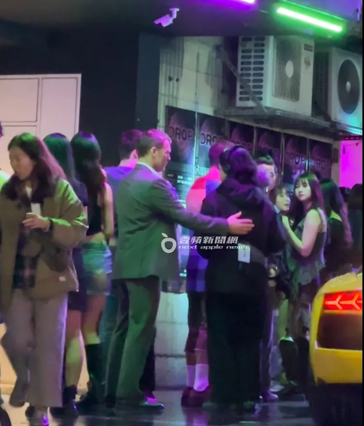 一旁藍寶堅尼超跑準備倒車，山姆沃辛頓（中）伸手將工作人員拉近一點以策安全。特勤中心攝