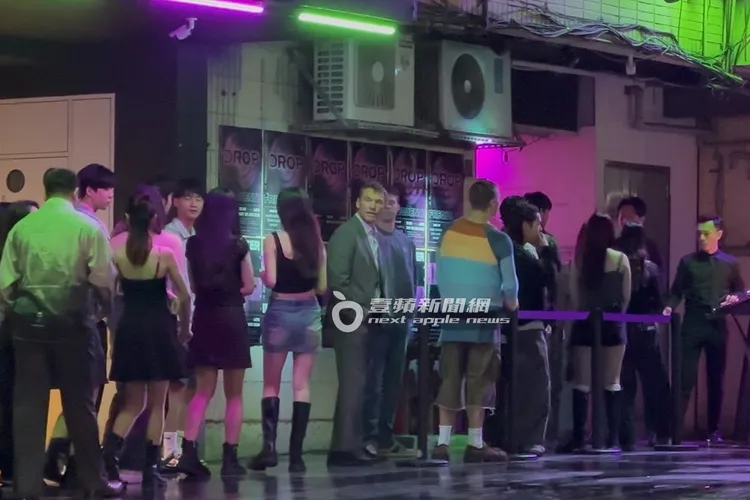 拍攝現場僅有山姆沃辛頓穿著整套西裝，相當醒目。特勤中心攝