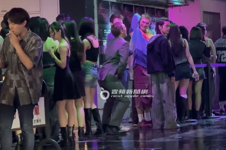 山姆沃辛頓浮誇拉上西裝褲的拉鍊。特勤中心攝