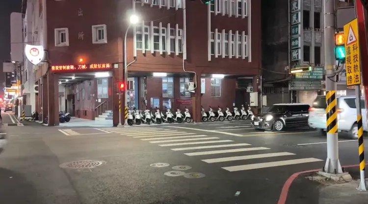 事發地點就在警六分局金華派出所前。民眾提供