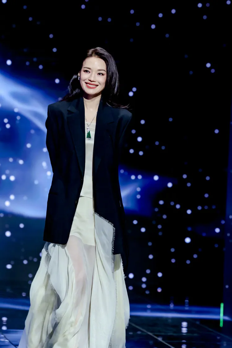 舒淇展現影后氣場。翻攝「微博之夜」微博
