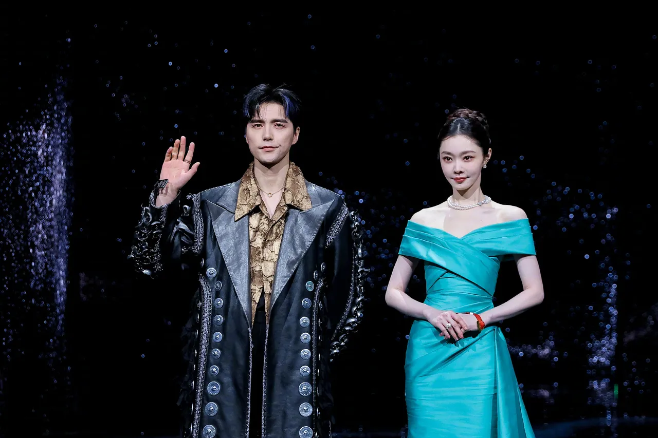 宋軼與阿雲嘎一起走紅毯。翻攝「微博之夜」微博