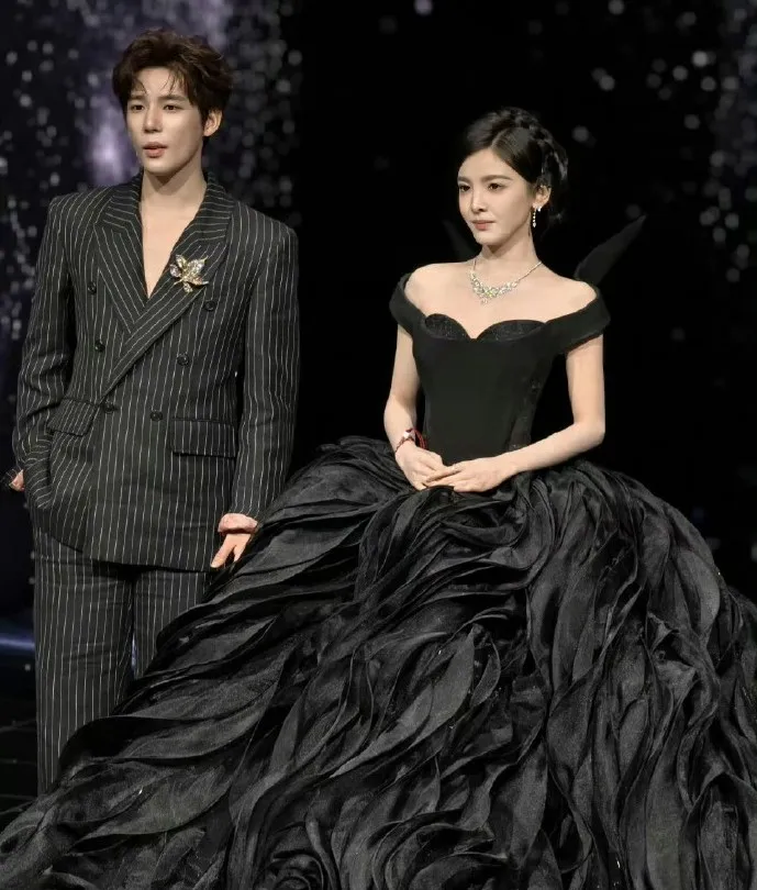 章若楠與王安宇一起走星光大道，被階梯拌倒。翻攝看花的人最可愛微博