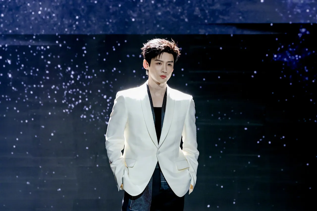 白敬亭以白馬王子模樣亮相。翻攝「微博之夜」微博