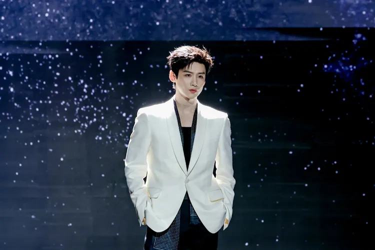 白敬亭以白馬王子模樣亮相。翻攝「微博之夜」微博