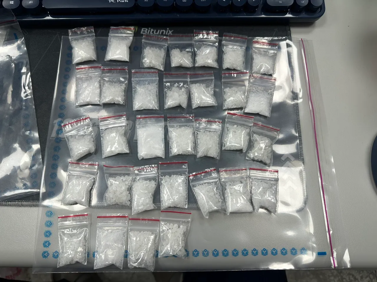 現場起獲制式手槍1把（含子彈13顆），以及第三級毒品愷他命32包。翻攝畫面