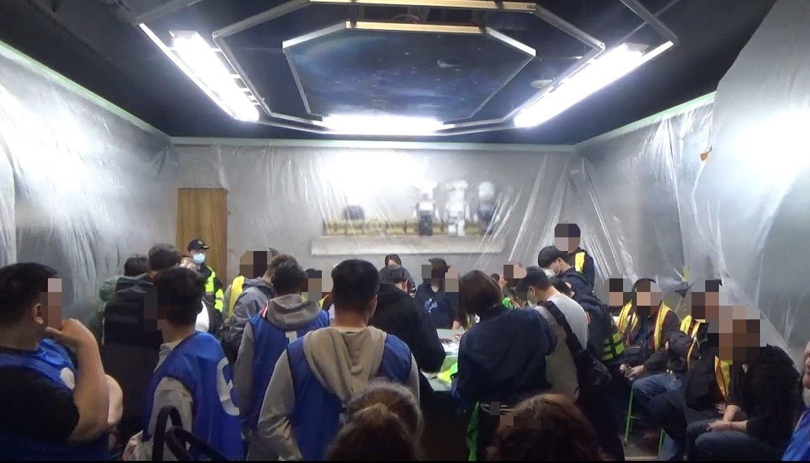 小年夜拚撈金!大型職業賭場業者「擁槍供毒」 警突擊逮49人