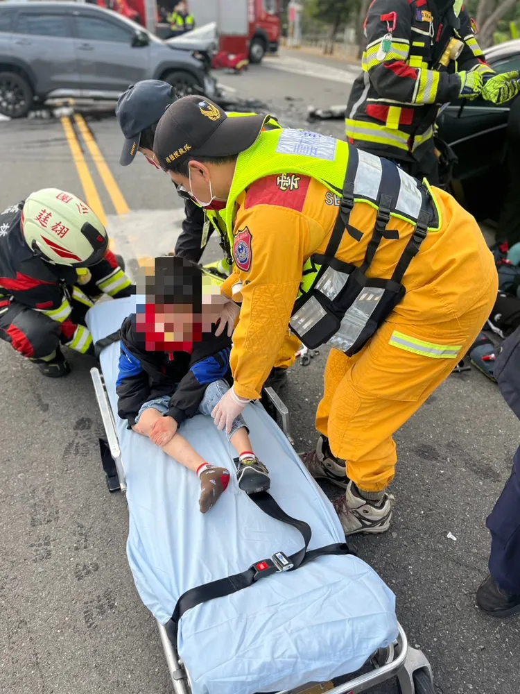 休旅車和轎車相撞，造成5人受傷。翻攝畫面