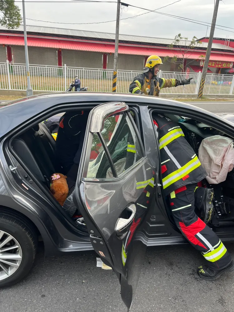 休旅車和轎車相撞，造成5人受傷。翻攝畫面