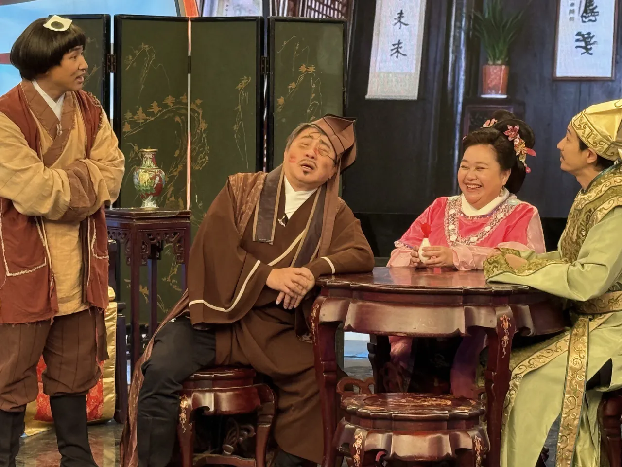 胡瓜（左二）展現「老臘肉」魅力，與鍾欣凌（右二）火辣互動。華視提供