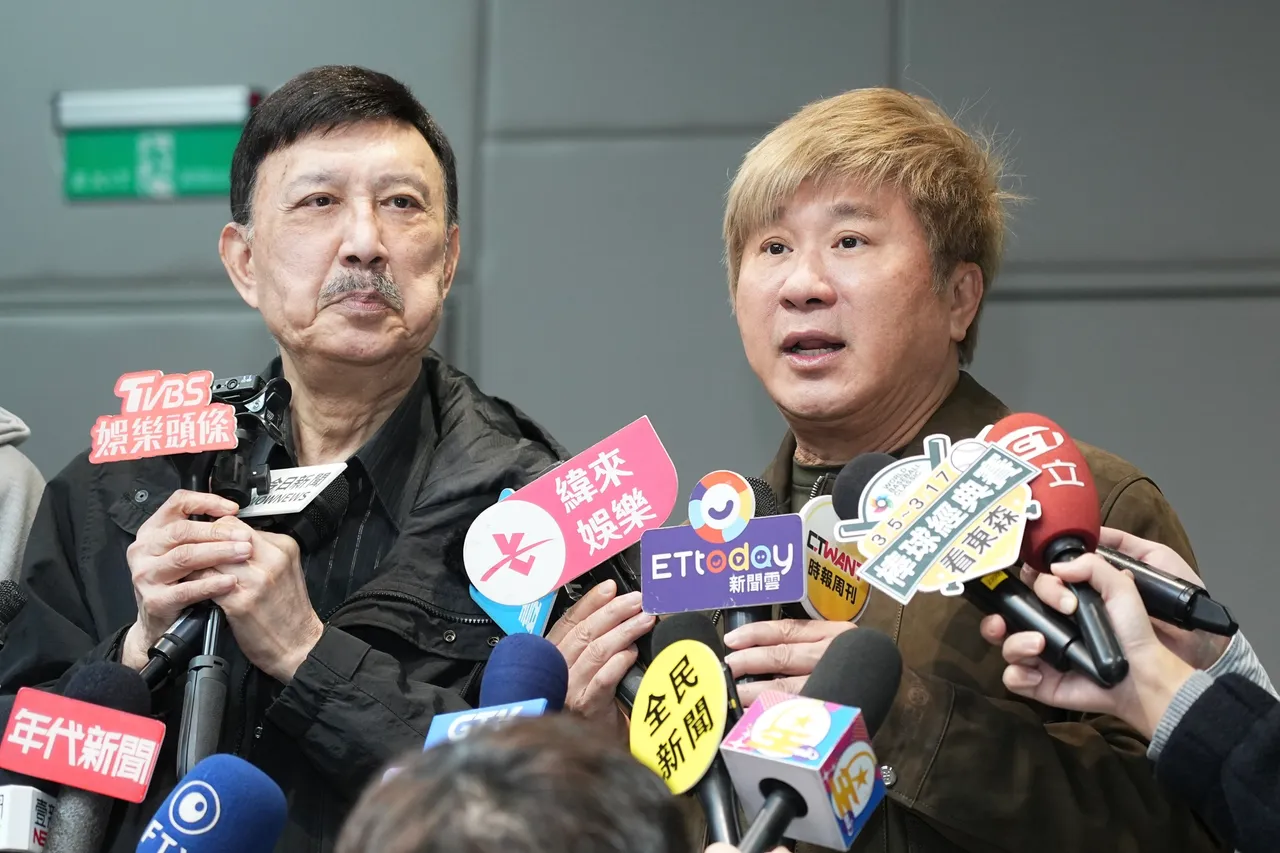 胡瓜（右）與余天分享過往秀場趣事。彭欣偉攝