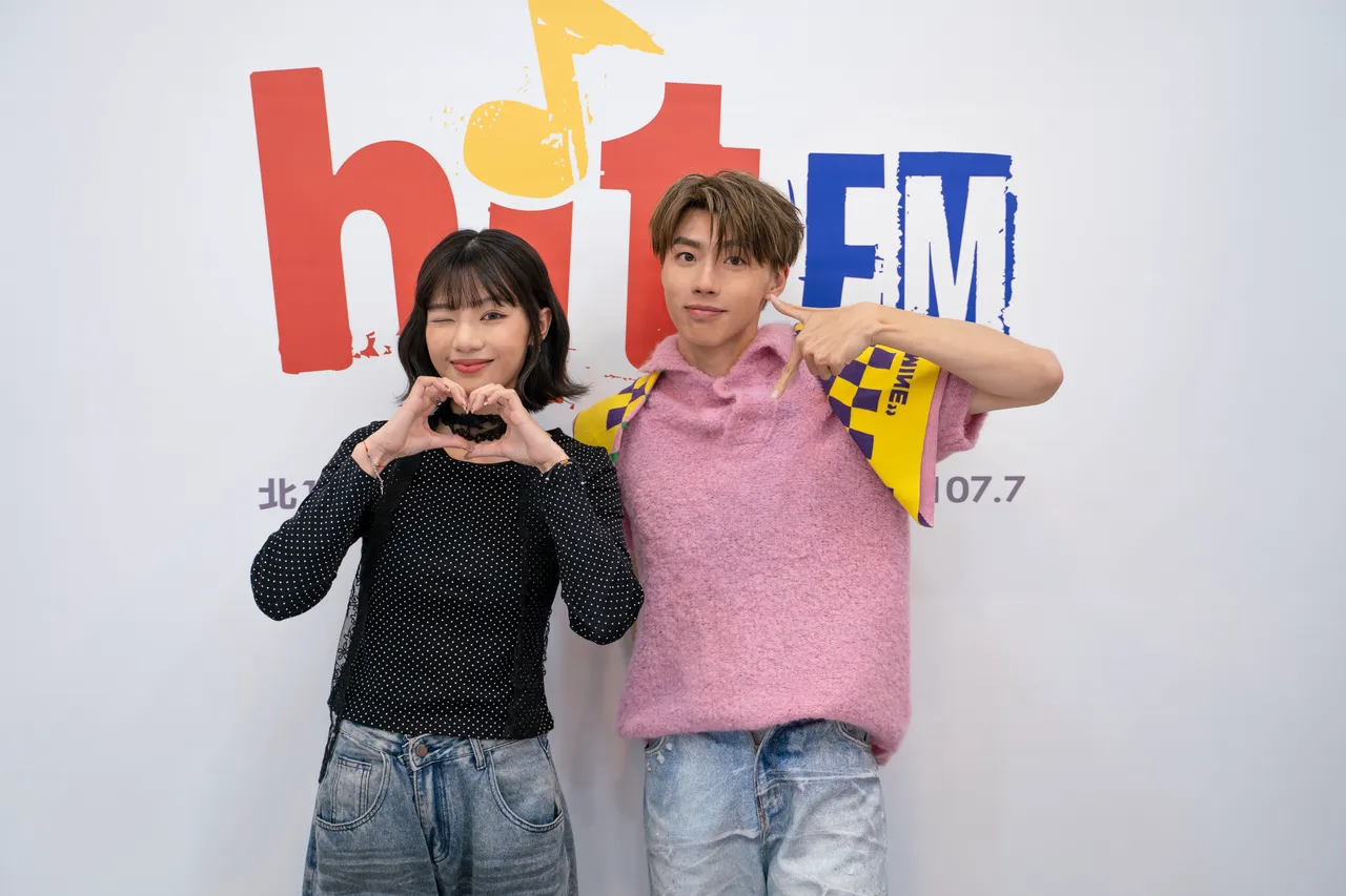 黃文廷（右）與主持人木木相見歡。Hit Fm聯播網提供