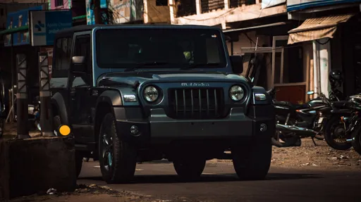 7狼攔車強擄28歲女輪流性侵　壓制她男友全程觀看