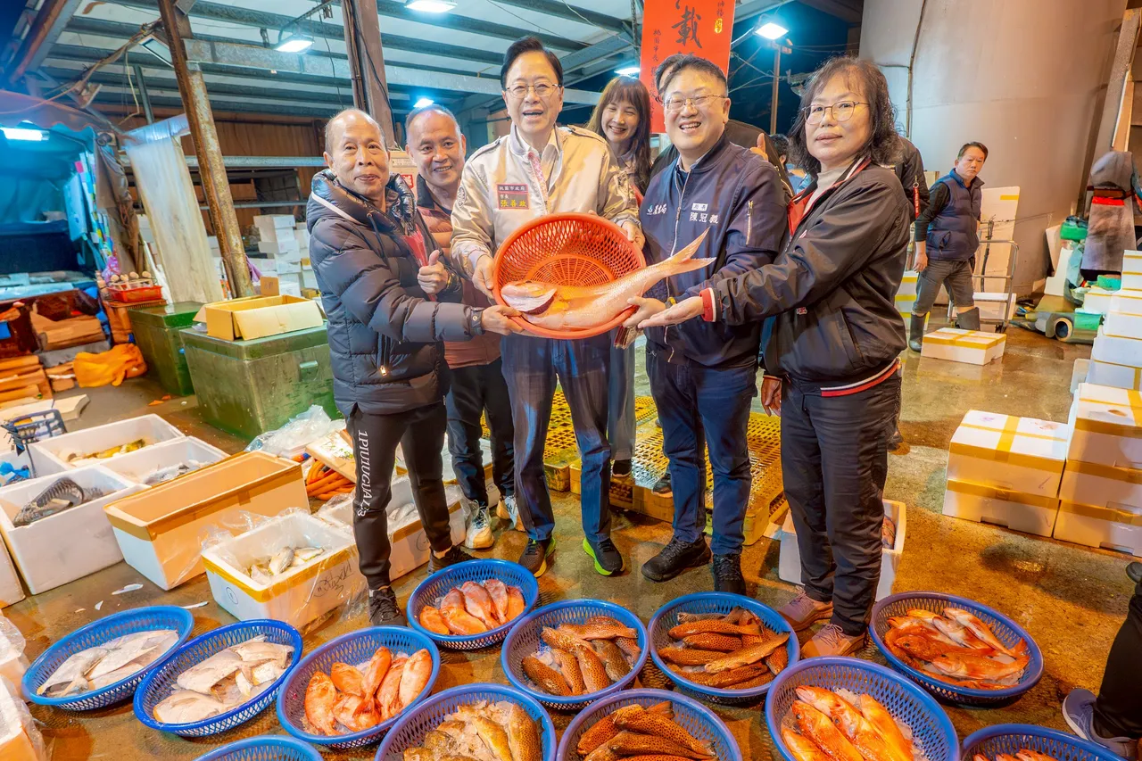 張善政視察魚市場。桃園市府提供