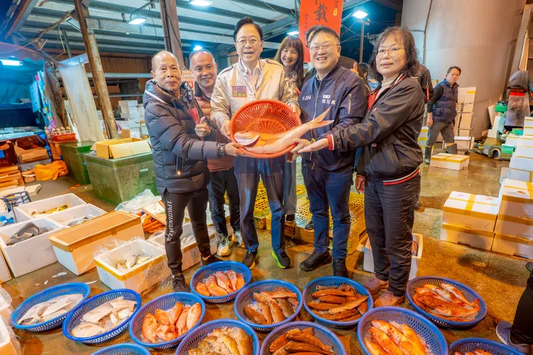 張善政視察魚市場。桃園市府提供