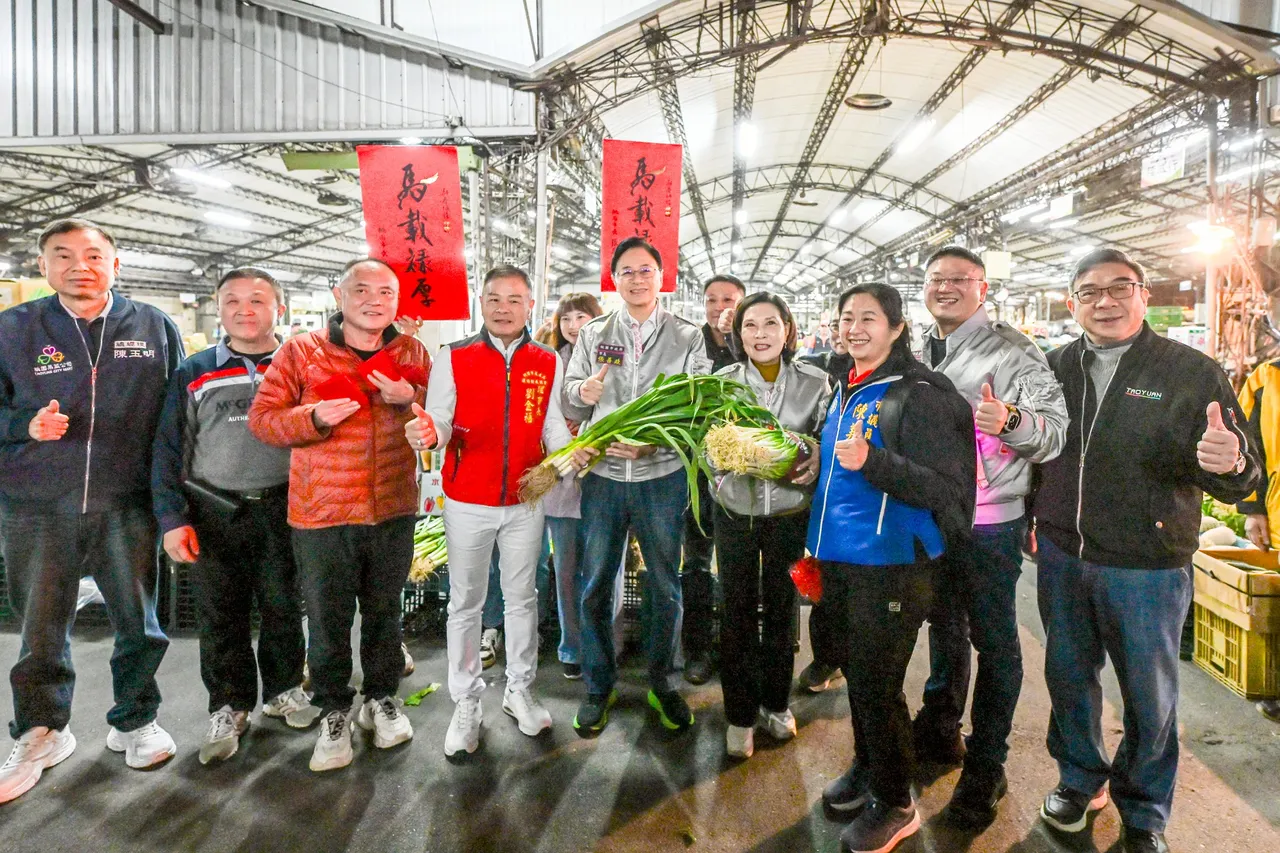 張善政視察果菜市場。桃園市府提供