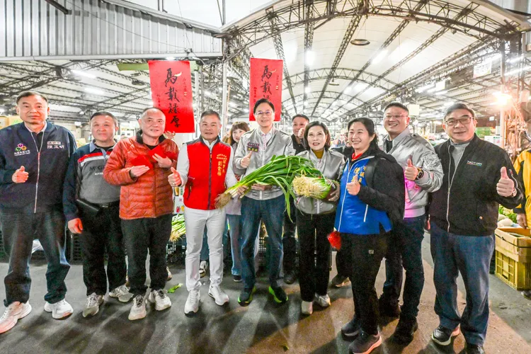 張善政視察果菜市場。桃園市府提供