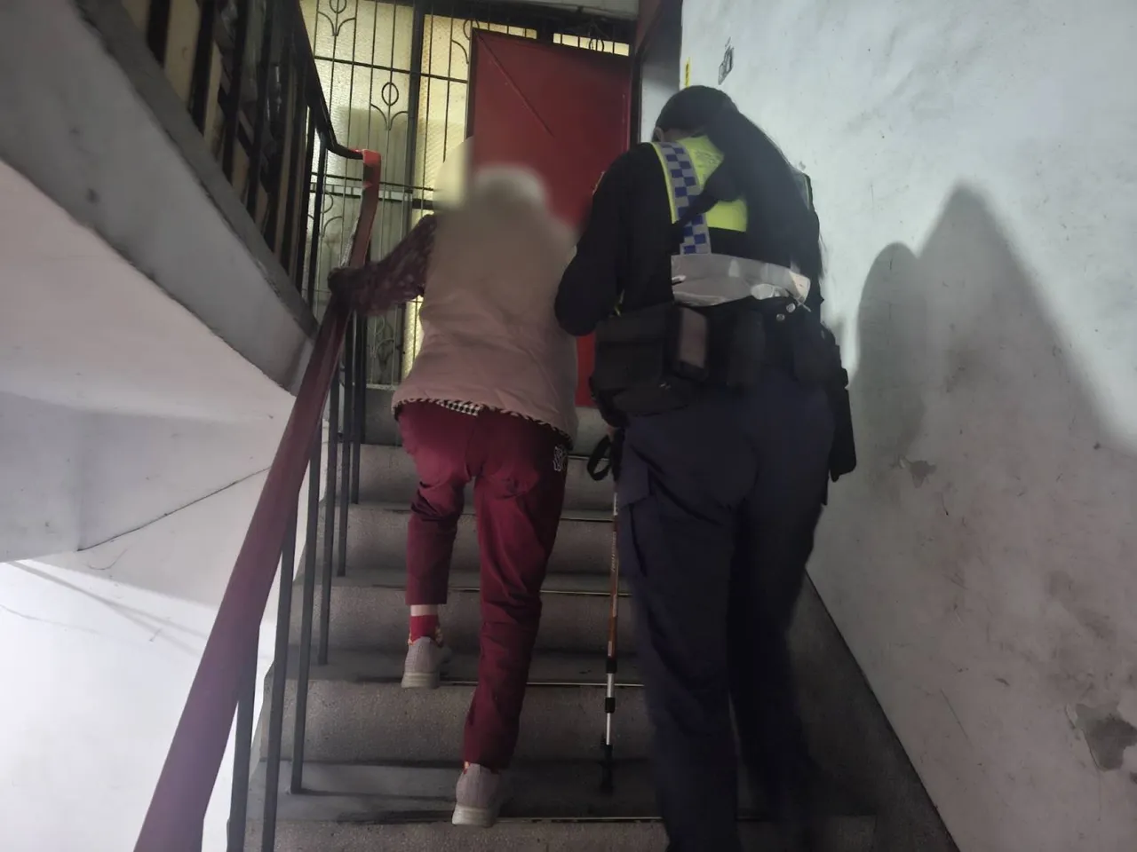 蔡婦友人協助警方將她送回家。翻攝畫面