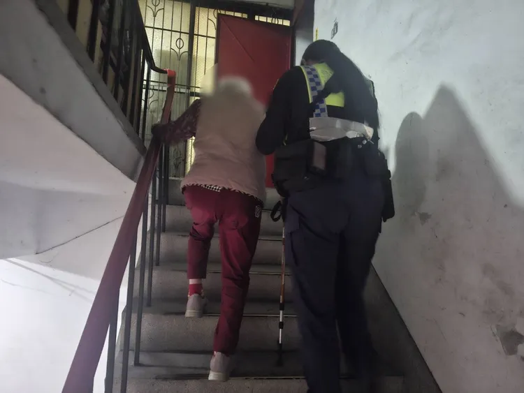 蔡婦友人協助警方將她送回家。翻攝畫面