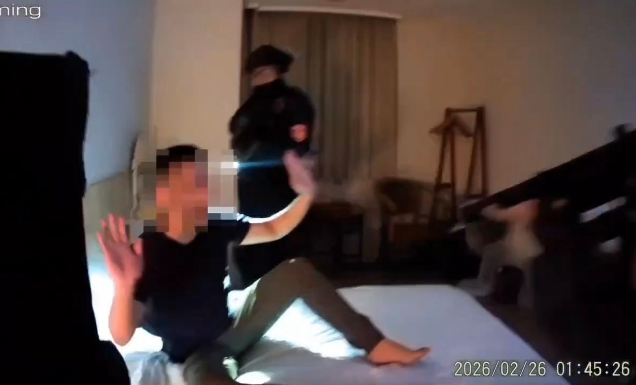 落網畫面曝!槍擊煥儷診所負責人惡嫌南北竄逃 爽躺床上滑手機下一秒「舉雙手投降」