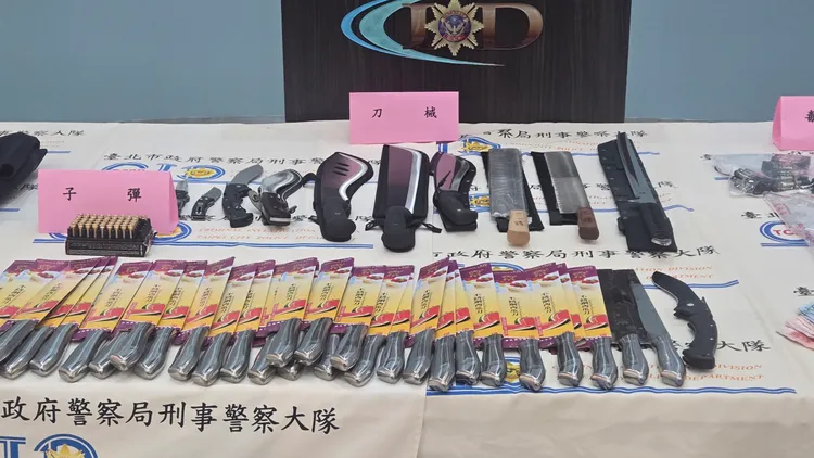 警方查扣30把長短刀與現金。翻攝畫面