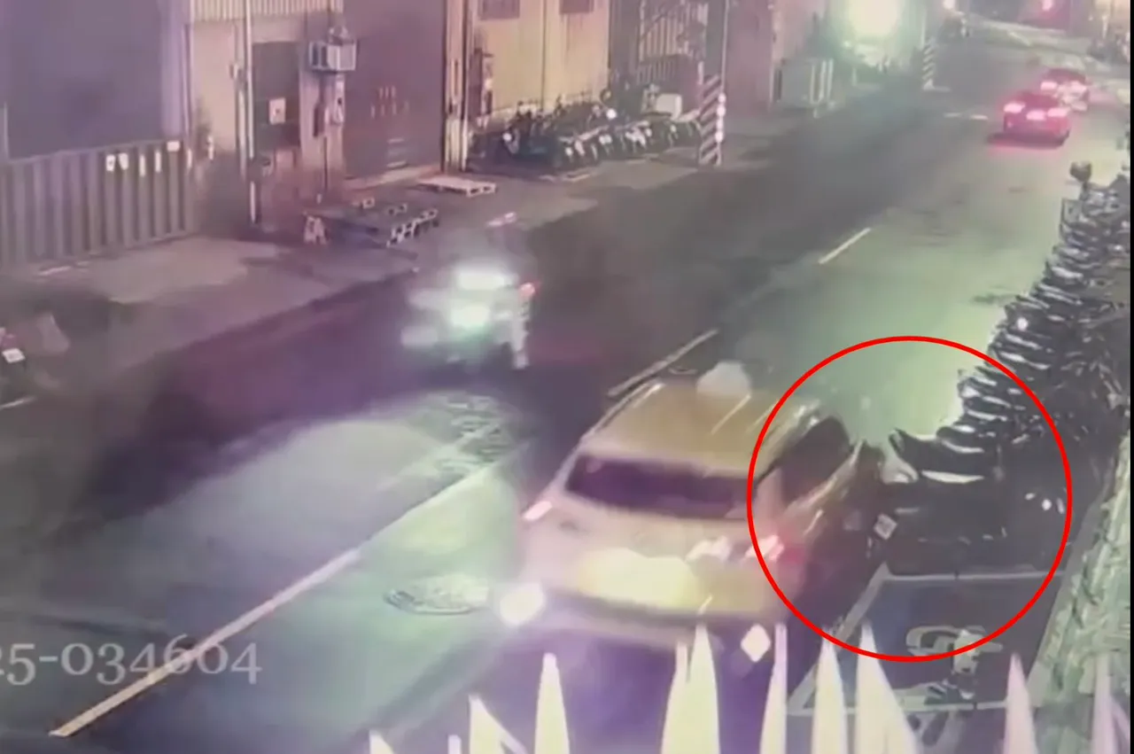 下雨視線不良，停車格內5輛汽車遭撞，計程車車體也受損。翻攝畫面