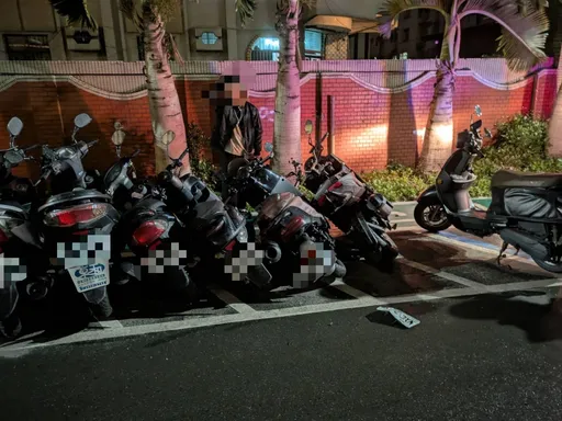 小黃偏移連掃路邊5機車畫面曝光！　運將稱視線受阻「下雨惹的禍」 