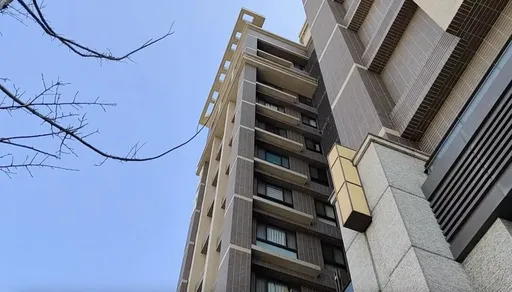 10樓磁磚剝落！飛砸女路人「頭腫手變形」