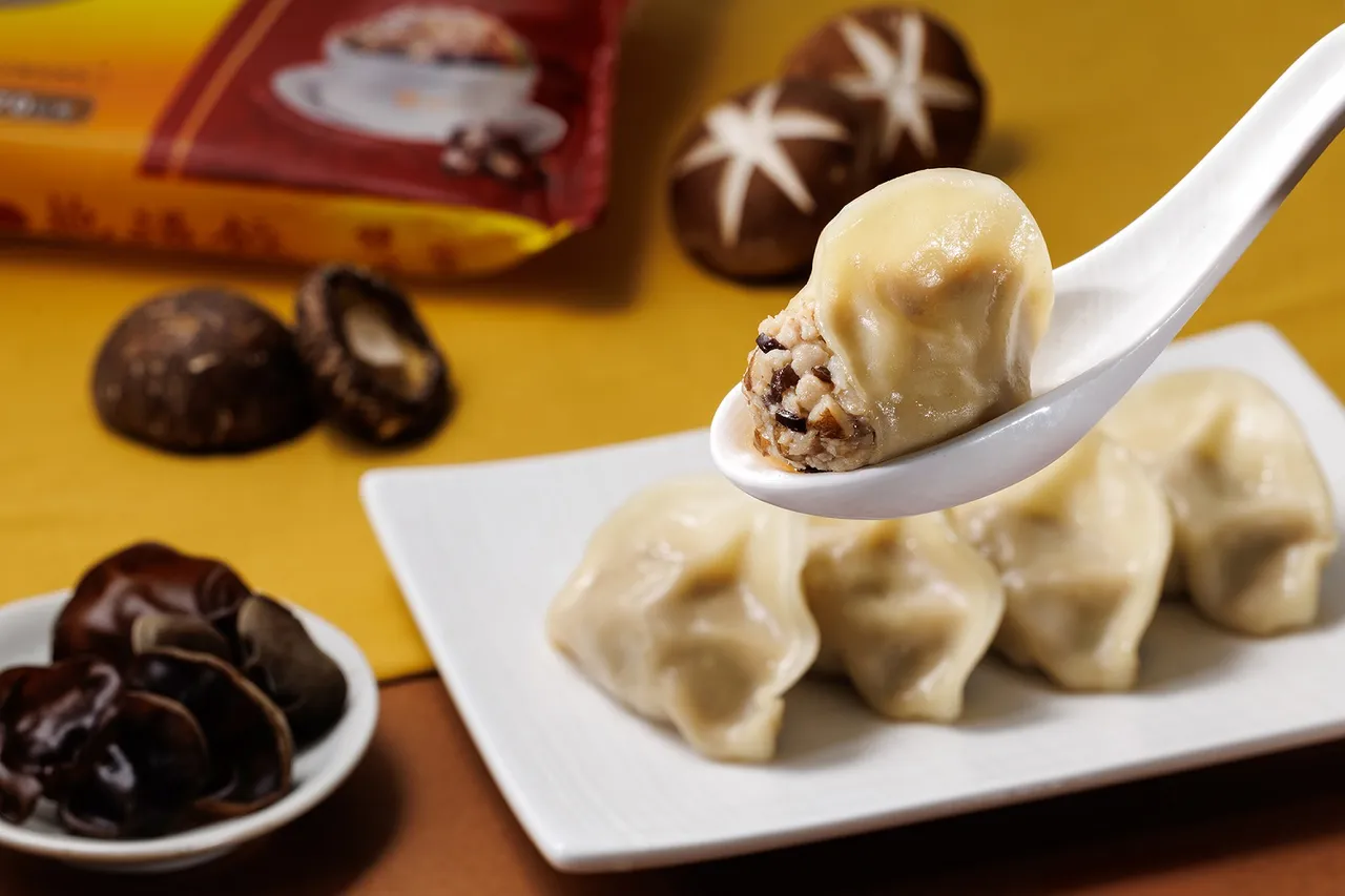 「香蕈木耳雞肉 抱湯餃」嚴選上等香蕈及雞腿肉，完美揉合鮮採脆甜高麗菜與爽脆木耳，一口咬下嚐到鮮香、濃郁、多汁的幸福滋味。業者提供