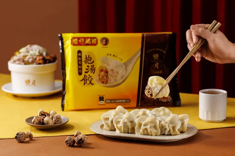「姬松茸豚肉 抱湯餃」則嚴選上等前腿豬肉，搭配珍貴姬松茸與清甜高麗菜入餡，同時感受醇厚甘甜的多層次風味。業者提供