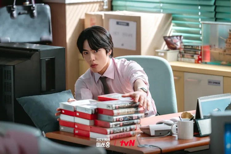 曹杆決飾演本部長，喜歡看錄影帶電影。翻攝tvN