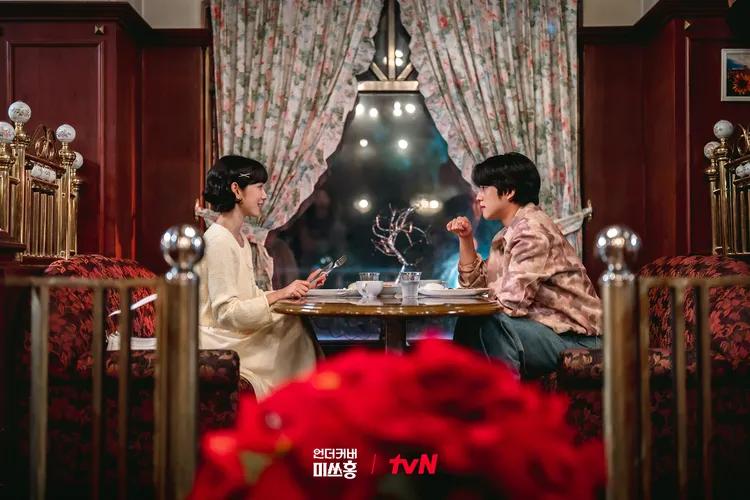 曹杆決（右）劇中被朴信惠煞到。翻攝tvN