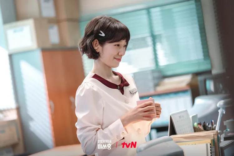 朴信惠劇中偽裝成20歲的社會新鮮人。翻攝tvN