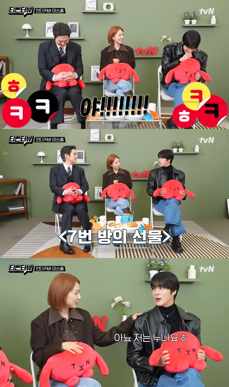 曹杆決改回同樣是朴信惠主演的電影《7號房的禮物》，被她開玩笑喊「呀」。翻攝YouTube