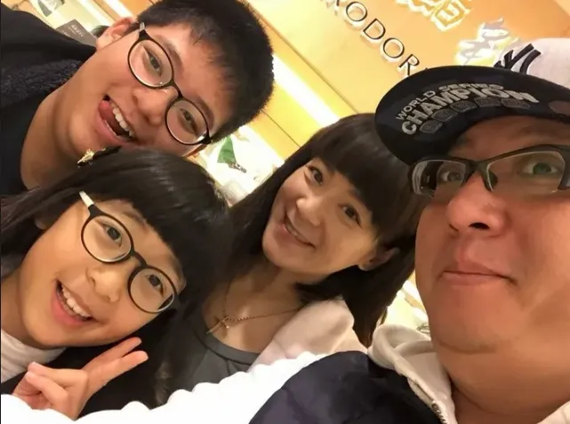 袁惟仁、陸元琪和孩子們兒時的合照。翻攝陸元琪臉書