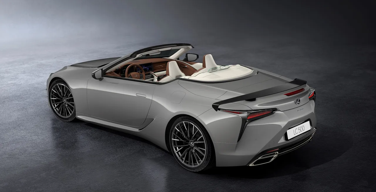 LC 500 Convertible以「銀曜灰」車身搭配紋理棕軟頂敞篷，光影流轉間呈現優雅氣質。原廠照片