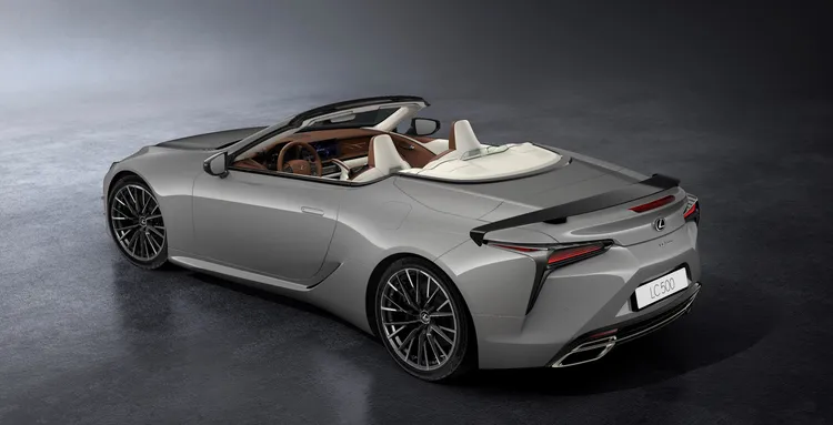 LC 500 Convertible以「銀曜灰」車身搭配紋理棕軟頂敞篷，光影流轉間呈現優雅氣質。原廠照片