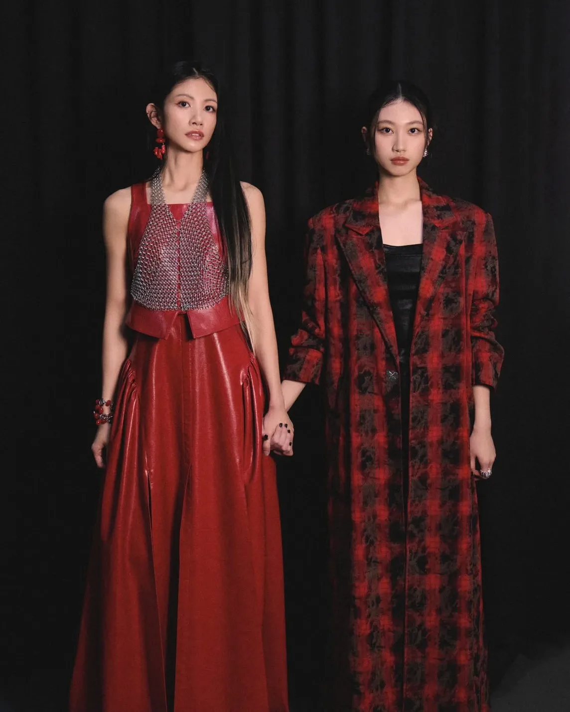 李千娜（左）與女兒顧穎（右）長相如同一個模子刻出來。翻攝顧穎臉書