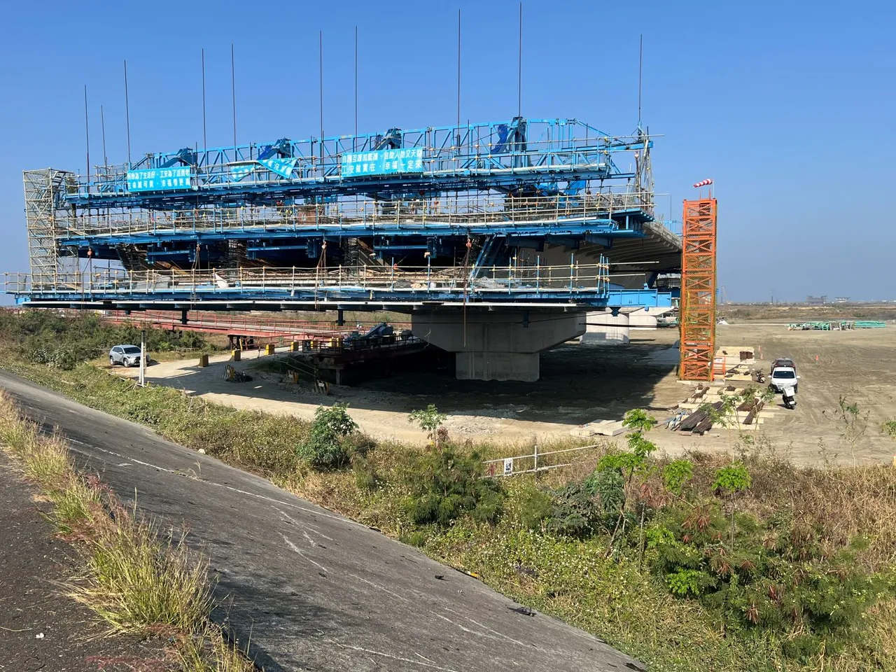 奧迪衝上施工高架，駕駛受困車內死亡。翻攝畫面