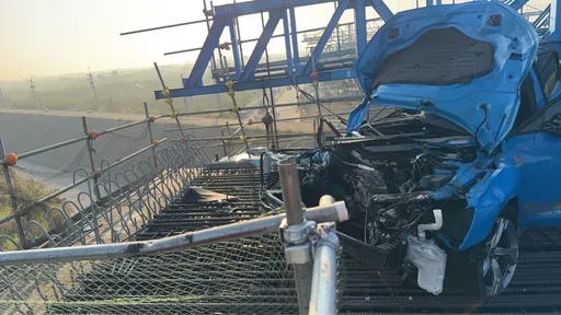 驚悚！奧迪撞破堤防衝上施工高架　30歲駕駛受困車內死亡