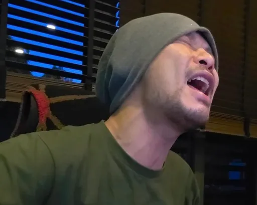 黃明志曾尾隨袁惟仁如廁只為遞上Demo 自彈自唱《執迷不悔》追悼