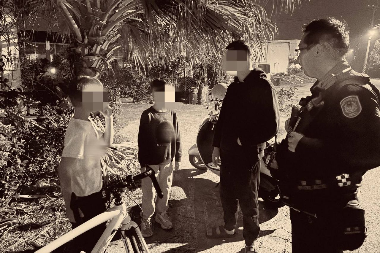 雙胞胎兄弟玩瘋了忘記回家!父急報案協尋 大園警火速尋獲化解虛驚