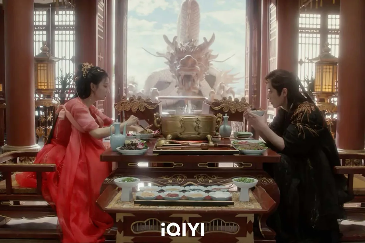 王楚然（左）、丞磊在劇中瘋狂吃火鍋。iQIYI愛奇藝國際版提供