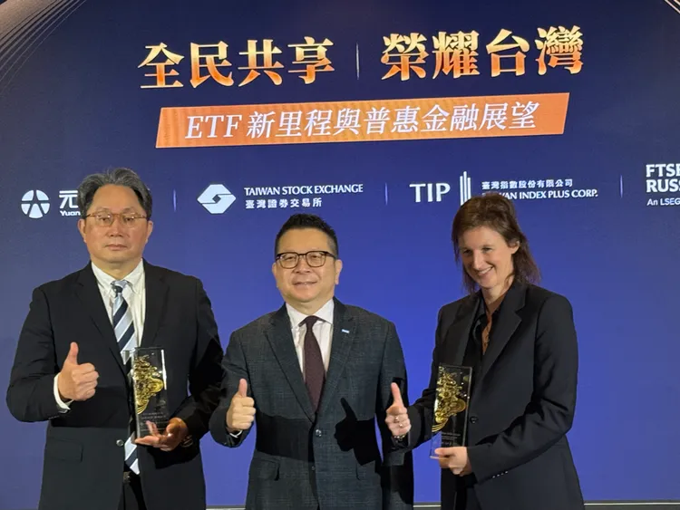 由左至右分別為：元大投信劉宗聖董事長、證交所林修銘董事長、FTSE Russell CEO Fiona Bassett。呂承哲攝