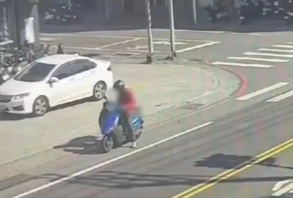 騎士和友人拾獲現金送警招領。翻攝畫面