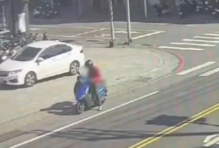 騎士和友人拾獲現金送警招領。翻攝畫面